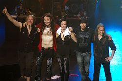 I Nightwish. Da sinistra: Marco Hietala, Tuomas Holopainen, Anette Olzon, Jukka Nevalainen, Emppu Vuorinen.